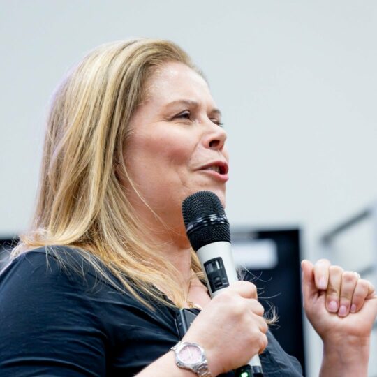 Coach accompagnant les femmes à passer de l’ombre à la lumière
